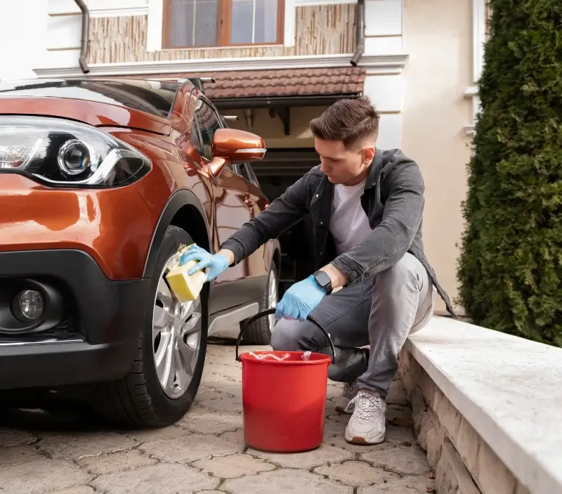 Lavage auto à domicile Saint-Malo-de-Guersac : professionnel intervenant sur un véhicule